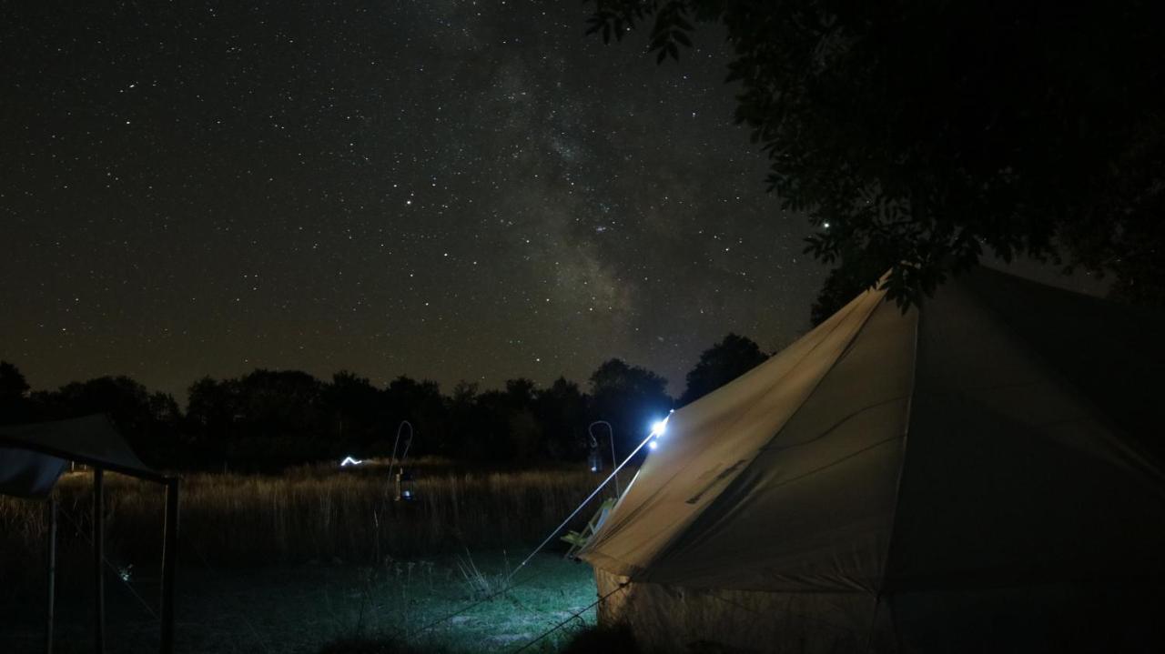 Hotel La Toile Sous Les Etoiles Charron  Exterior foto